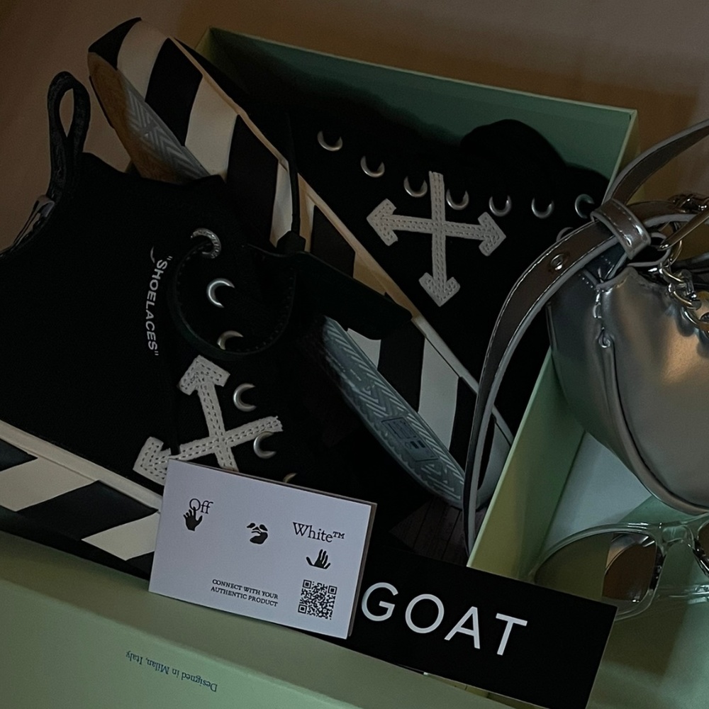 OFF White Vulc Sneaker Mid black and white (Size 6.5M)